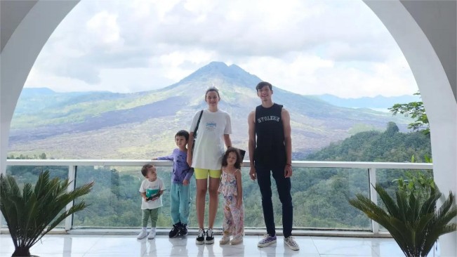 Dahlia Poland dan Fandy Christian bersama anak-anak mereka. [Instagram @dahliachr]